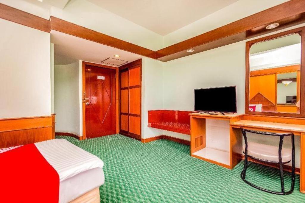 Oyo 441 Grand Thara Hotel Surat Thani Exterior foto